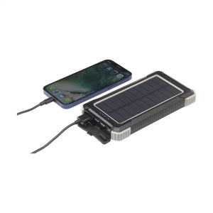 Powerbank solaire robuste pour activités extérieur, d'une capacité de 10 000 mAh, avec un boîtier en ABS recyclé et des bords protecteurs en silicone sur les coins 10