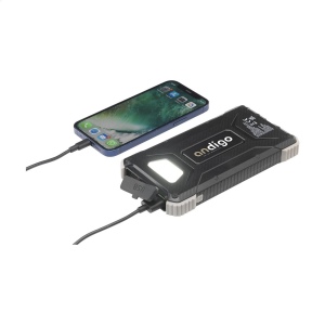 Powerbank solaire robuste pour activités extérieur, d'une capacité de 10 000 mAh, avec un boîtier en ABS recyclé et des bords protecteurs en silicone sur les coins 11