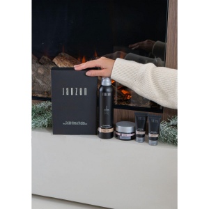 Un set cadeau avec 4 produits pour le corps préférés – la promesse de soins aux vertus bienfaisantes, au parfum Skin 90 de la marque JANZEN 6