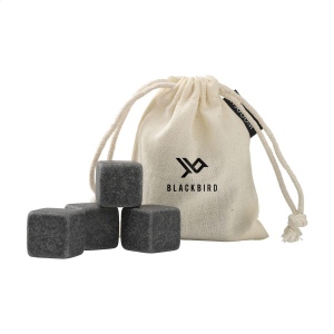 Ce lot de 4 glaçons réutilisables en granit de la marque Wooosh est parfait pour rafraîchir une boisson sans l'édulcorer 2