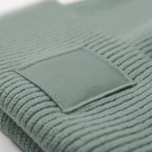 Bonnet à large revers avec patch ton sur ton 12