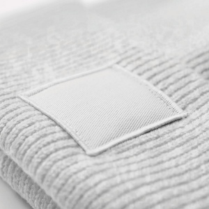 Bonnet à large revers avec patch ton sur ton 13