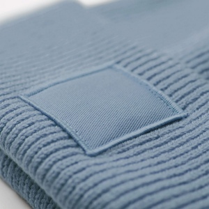 Bonnet à large revers avec patch ton sur ton 14