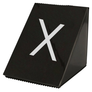 Cale-porte, acier découpé sur mesure plaque zamac gravé + émail, silicone de protection.