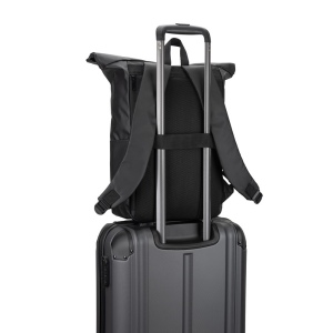 OSASCO BPACK. Sac à dos avec système de fermeture à glissière permettant de rouler la partie supérieure pour l'adapter au volume du sac à dos, fabriqué en polyester recyclé 600D 8