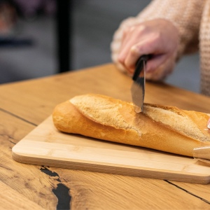 Planche à découper en bambou avec anneau en silicone coloré SHELBY 5