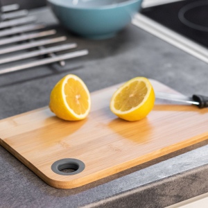 Planche à découper en bambou avec anneau en silicone coloré SHELBY 6