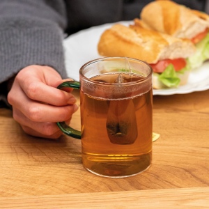Tasse en verre avec poignée colorée EDDA 27