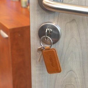 PORTE-CLE EN CUIR VERITABLE MARRON FONCE 4