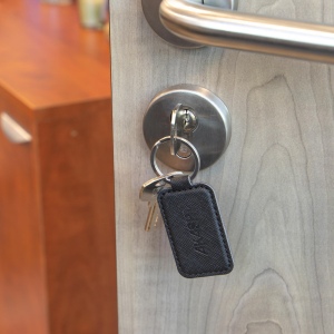 PORTE-CLE EN SIMILI-CUIR NOIR GRAINE 4
