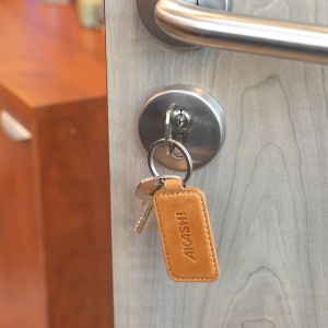 PORTE-CLE EN SIMILI-CUIR LISSE MARRON 4