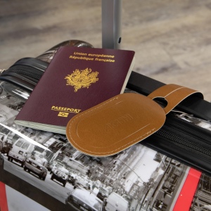 ETIQUETTE BAGAGE EN SIMILI-CUIR LISSE MARRON 4