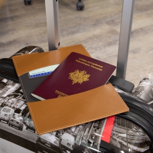 PORTE-PASSEPORT / CARTE GRISE / ASSURANCE  EN SIMILI-CUIR LISSE MARRON 4