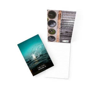 BLOCS-NOTES COUVERTURE SOUPLE ENVELOPPANTE - MAXI 210 x 297 mm - COUVERTURE ENVELOPPANTE QUADRI 380g SATIMAT PELLICULAGE MAT - 50 FEUILLES 80g OFFSET - IMPRESSION RECTO QUADRI 3