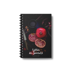 CARNETS SPIRALE COUVERTURE RIGIDE - MAXI 215 x 305 mm - COUVERTURE QUADRI RECTO VERSO 1 2 3 ET 4 - PELLICULAGE MAT RECTO SEUL 1 ET 4 - BLOC DE 96 FEUILLES LIGNEES PERFOREES 80g OFFSET - IMPRESSION NOIRE RECTO VERSO - SPIRALE NOIRE A GAUCHE
