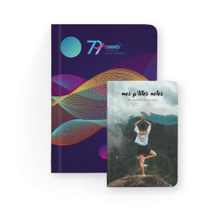 NOTEBOOK DOS CARRE COLLE - MIDI 150 x 210 mm - COUVERTURE 380g SATIMAT AVEC PELLICULAGE MAT PAGES 1 ET 4 - BLOC INTERIEUR DE 96 PAGES 80g OFFSET IMPRESSION NOIRE RECTO SEUL - COINS ARRONDIS
