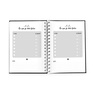 CARNET SPIRALE COUVERTURE SOUPLE - MAXI 210 x 297 mm - COUVERTURE 380g SATIMAT AVEC PELLICULAGE BRILLANT PAGE 1 ET 4 - BLOC DE 50 FEUILLES 80g OFFSET - PERFOREES - IMPRESSION QUADRI RECTO SEUL - SPIRALE BLANCHE - A GAUCHE 7