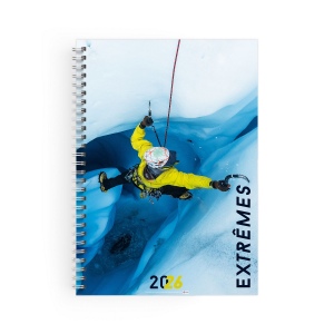 CARNET SPIRALE COUVERTURE SOUPLE - MAXI 210 x 297 mm - COUVERTURE 380g SATIMAT AVEC PELLICULAGE BRILLANT PAGE 1 ET 4 - BLOC DE 50 FEUILLES 80g OFFSET - PERFOREES - IMPRESSION QUADRI RECTO SEUL - SPIRALE BLANCHE - A GAUCHE