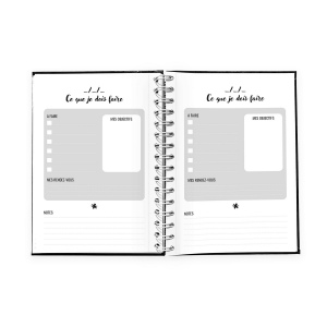CARNET SPIRALE COUVERTURE SOUPLE - MAXI 210 x 297 mm - COUVERTURE 380g SATIMAT AVEC PELLICULAGE BRILLANT PAGE 1 ET 4 - BLOC DE 50 FEUILLES 80g OFFSET - IMPRESSION NOIRE RECTO VERSO - SPIRALE NOIRE - A GAUCHE 6