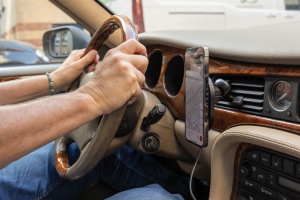 Support magnetique à voiture 15W en plastique RCS PowerCruze 11