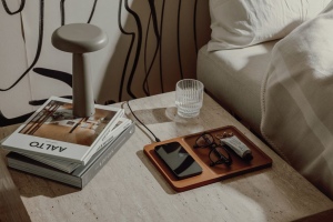 VINGA Plateau organisateur avec chargeur de bureau RCS Timo 15