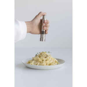 Un ensemble de deux moulins compacts et pratiques de la marque Brabantia, un pour le sel et un pour le poivre 6