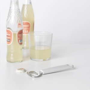 Ouvre-bouteille Brabantia avec décapsuleur en acier inoxydable et longue poignée en plastique avec œillet de suspension 4
