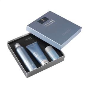 Un coffret cadeau de la marque JANZEN, spécialement composé pour les hommes, avec 3 produits de soin pour une peau et des cheveux agréables 4