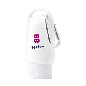 Une lotion solaire protectrice (indice 30) dans un flacon en plastique pratique avec un bouchon coloré et un mousqueton en métal de la même couleur 7
