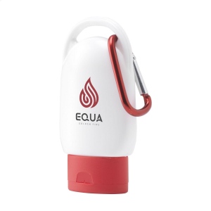 Une lotion solaire protectrice (indice 30) dans un flacon en plastique pratique avec un bouchon coloré et un mousqueton en métal de la même couleur 9