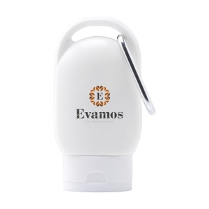 Une lotion solaire protectrice (indice 30) dans un flacon en plastique pratique avec un bouchon coloré et un mousqueton en métal de la même couleur 3
