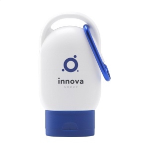 Une lotion solaire protectrice (indice 30) dans un flacon en plastique pratique avec un bouchon coloré et un mousqueton en métal de la même couleur 2