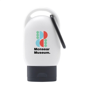 Une lotion solaire protectrice (indice 30) dans un flacon en plastique pratique avec un bouchon coloré et un mousqueton en métal de la même couleur 4