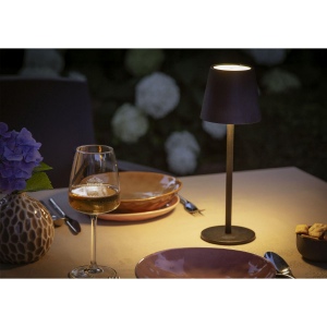 Cette lampe de table rechargeable de la marque Wooosh allie fonctionnalité et design contemporain 3