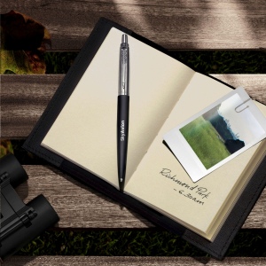 Stylo à bille à encre bleue de la marque Parker 16