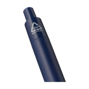 Stylo à bille à encre bleu avec un corps au design épuré, fabriqué à partir d'ABS recyclé à 100% et certifié GRS 29