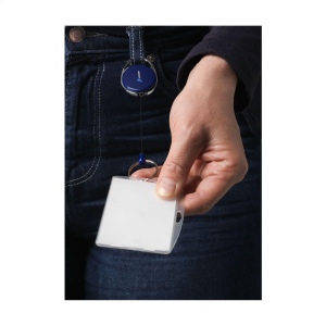 Porte-cartes avec mécanisme d'enroulement et système de recul 10