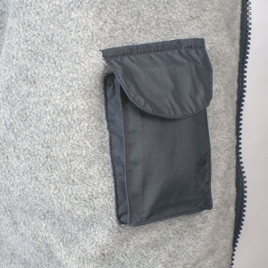 Veste en polyester 190T doublé à l'intérieur en polaires, avec 5 poches. Tailles S/M/L/XL/ 6