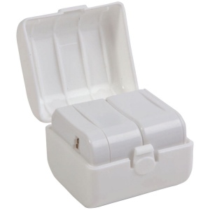 Adaptateur prise universelle avec poche en plastique. Input et Output : 100-125V 6A ou 110 3