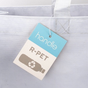 Shopper avec soufflet en R-PET (plastique recyclé). hanses longues 17