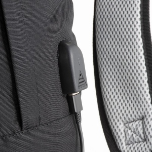 Sac-à-dos porte-pc en polyester 600D. Poche principale porte-pc et 3 poches frontales 10