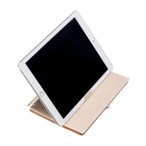 Carnet à anneaux en liège transformable en support pour téléphone portable. 7