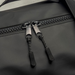 Sac de voyage en polyester water resistant. Bandoulière réglable et amovible avec boucle 6