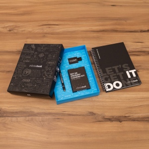 STARTER KIT INFINITEBOOK. Kit « Infinitebook » à couverture rigide, 1 kit de nettoyage, 1 marqueur et 1 porte-stylo à bille 6