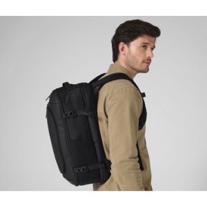 Compartiment arrière rembourré pour ordinateur portable, compatible jusqu'à 16 pouces. Compartiments avant zippés avec organiseur interne. Compartiment principal zippé à clapet. 3