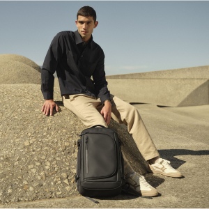 Compartiment arrière rembourré pour ordinateur portable, compatible jusqu'à 16 pouces. Compartiments avant zippés avec organiseur interne. Compartiment principal zippé à clapet.
