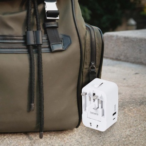KOJIMA - ADAPTATEUR UNIVERSEL DE VOYAGE AVEC SORTIES USB-C ET USB-A - BLANC 5