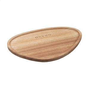 Ce plateau de service Wooosh luxueux en bois d'acacia certifié FSC 100% présente une forme triangulaire organique avec des coins arrondis et un rebord subtil 3