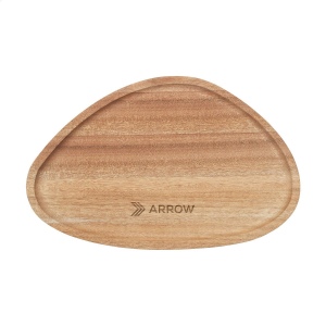 Ce plateau de service Wooosh luxueux en bois d'acacia certifié FSC 100% présente une forme triangulaire organique avec des coins arrondis et un rebord subtil 4