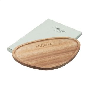 Ce plateau de service Wooosh luxueux en bois d'acacia certifié FSC 100% présente une forme triangulaire organique avec des coins arrondis et un rebord subtil 5